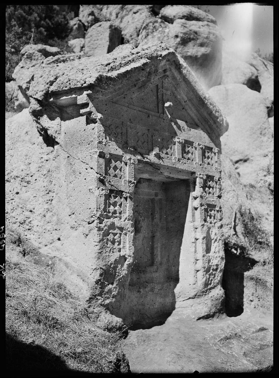 Niche monumentale (voir "Phrygie. Exploration archéologique…", tome IV : "La Cité de Midas. Architecture", par A. Gabriel, Paris, E. de Boccard, 1965, pl. 42)